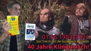 Das Bild zeigt eine Fotomontage mit einer Szene aus ST3 mit zwei Klingonen, die zu Marc Okrand schauen, der das klingonische Wörterbuch in der Hand hält.