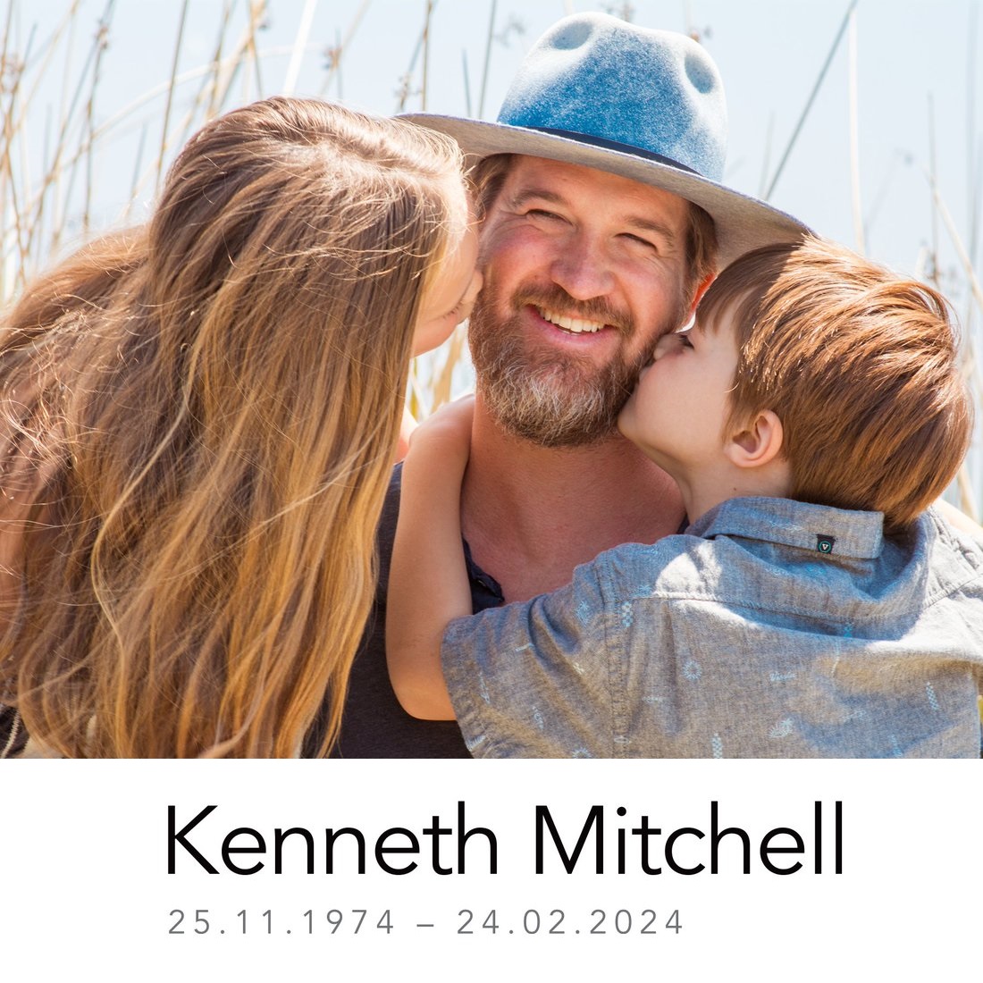 Kenneth Mitchel mit seiner Familie und dem Todesdatum