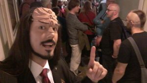 Klingonischlehrer Lieven Litaer vor einer Menschenmasse auf der FedCon