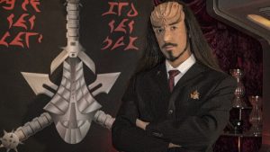 Klingonischlehrer Lieven L. Litaer vor der klingonischen Kulisse