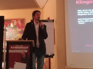 Der Klingonischlehrer spricht am qepHom