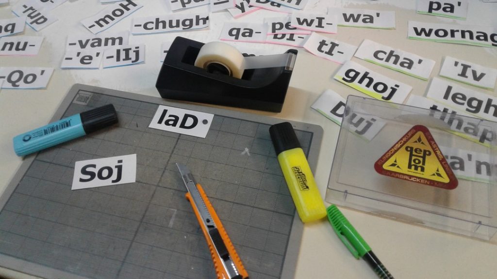 diverse klingonische Wörter auf ausgeschnittenen Papierzetteln