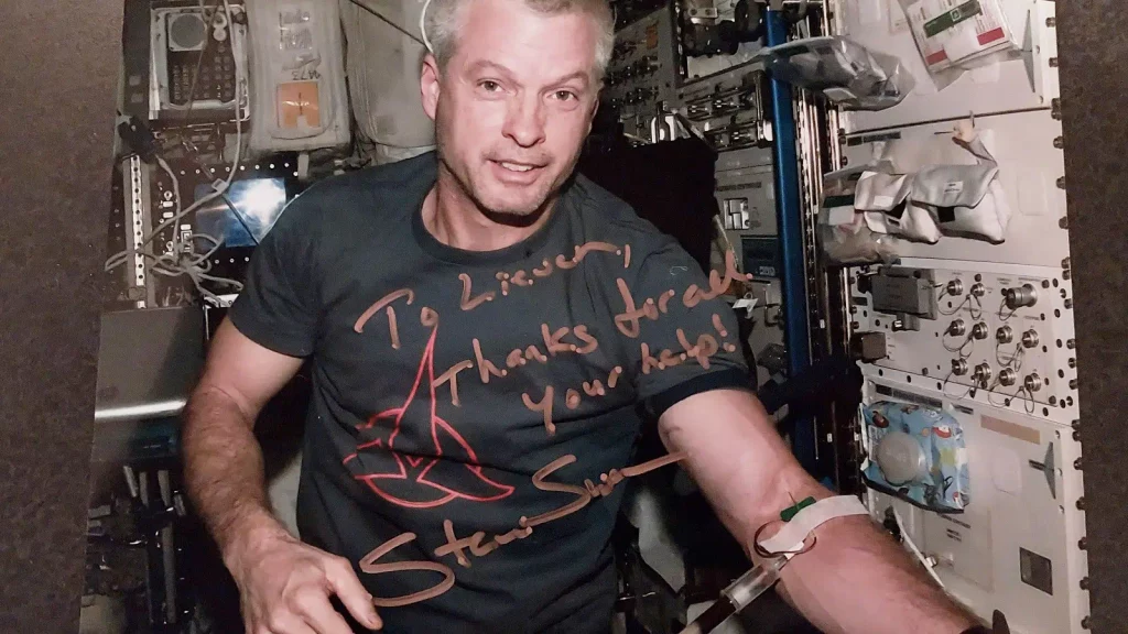 Foto von Astronaut Steve Swanson auf der ISS mit einem Autogramm und widmung an Lieven