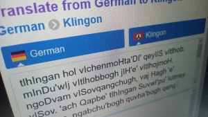 Foto eines PC-Bildschiorms, der eine automatische Übersetzung von Deutsch zu Klingonisch zeigt.